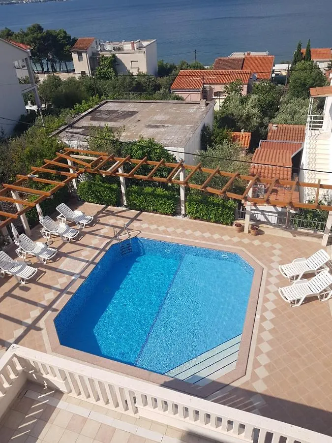 Apartment Lea Slatine Croatia